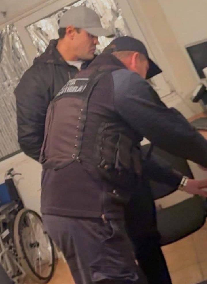 Константин Цуцу доставлен в пенитенциар 13 Напомним экс депутата задержали накануне вечером при попытке пересечь украинскую границу В Пограничной полиции сообщили что Цуцу не оказывал сопротивления и сдался добровольно Позже глава учреждения Руслан Галушка рассказал в эфире TV8 что задержанного конвоировали в тюрьму 13 Подпишись на Moldova Liberă