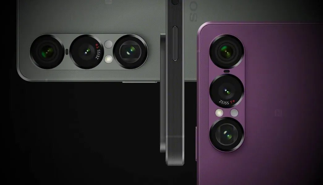 Xperia 1 VII — новый флагман Sony, которому еще нет и двух месяцев — должен был бросить вызов Samsung Galaxy S25 Ultra и iPhone 16 Pro, но пока этого не получается: компания сообщила о том, что снимает новинку с продажи в Японии из-за большого количества нареканий пользователей. Те жалуются на то, что смартфон сам выключается и автоматически перезагружается, а в особо тяжелых случаях устройства не загружаются вовсе. Пользователям Xperia 1 VII, которые не могут включить свои смартфоны, Sony рекомендует одновременно нажать кнопки питания и увеличения громкости примерно на 20 секунд, чтобы запустить процесс восстановления ПО, а затем установить последнее обновление. Если это не помогает, Sony рекомендует обратиться в службу послепродажного обслуживания. Напомним, премьера Sony Xperia 1 VII состоялась 14 мая. Смартфон, построенный на Snapdragon 8 Elite, наделенный аккумулятором 5000 мАч и в очередной раз улучшенной камерой, оценили в 1500 евро.