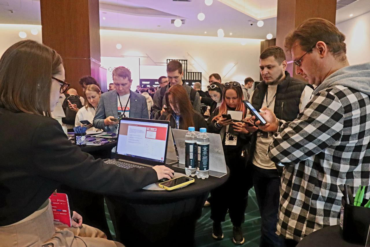 В Челябинске прошла ежегодная конференция по IT-разработке, в которой приняли участие более 1000 человек «Конференция UWDC 2025 – значимое событие для всей IT-отрасли региона, способствующее развитию профессионального сообщества, внедрению новых технологий и повышению уровня компетенций специалистов», - открыл мероприятие министр информационных технологий, связи и цифрового развития региона Игорь Фетисов. Основная тема его выступления касалась искусственного интеллекта. Министр поделился своим личным опытом активного использования инструментов ИИ в профессиональной деятельности и подчеркнул значимость данной технологии для современного общества. «Развитие ИИ становится критически важной задачей для каждого субъекта государства, отмечу необходимость комплексного подхода, включая научные исследования, государственную поддержку бизнеса, образование и меры безопасности», — заявил министр. Игорь Фетисов пообщался с гостями конференции и ответил на вопросы аудитории. Он рассказал подробности участия в программе льготной ипотеки для сотрудников IT-компаний, о мерах государственной поддержки, а также о возможности получения в регионе образования в области цифровых технологий. Общение с участниками продолжили спикеры, для этого было организовано 8 специализированных площадок, каждая из которых освещала ключевые направления индустрии высоких технологий. Участниками обсуждались такие важные темы, как перспективы мобильной разработки в России, современные подходы к управлению проектами и интеграция безопасности в процессы разработки. Частью мероприятия стала выставочная зона, организованная компаниями-партнерами конференции. Возле каждого стенда была организована своя программа. Центр развития цифровых технологий, провёл для всех желающих квиз по информационной безопасности и увлекательную игру-пазл, которая была создана с использованием ИИ. Конференция UWDC 2025 объединила разработчиков, дизайнеров, маркетологов, бизнесменов со всей России и состоялась уже 15-ый раз, доказав свою актуальность для IT-сообщества, послужив укреплению репутации Челябинской области, как центра технологических инноваций.