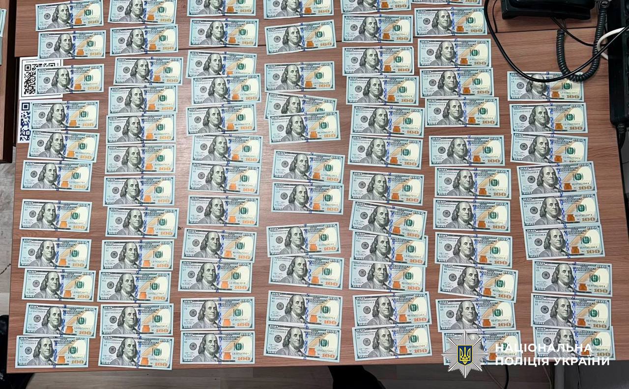 В Киеве девушка на первом свидании украла почти $50 000  Мужчина познакомился с 22-летней девушкой и пригласил ее к себе домой. После совместного распития алкогольных напитков мужчина заснул, а девушка, увидев наличные украла их и сбежала.  Полиция задержала её за сутки. Часть денег изъята. Ей грозит до 12 лет тюрьмы с конфискацией.