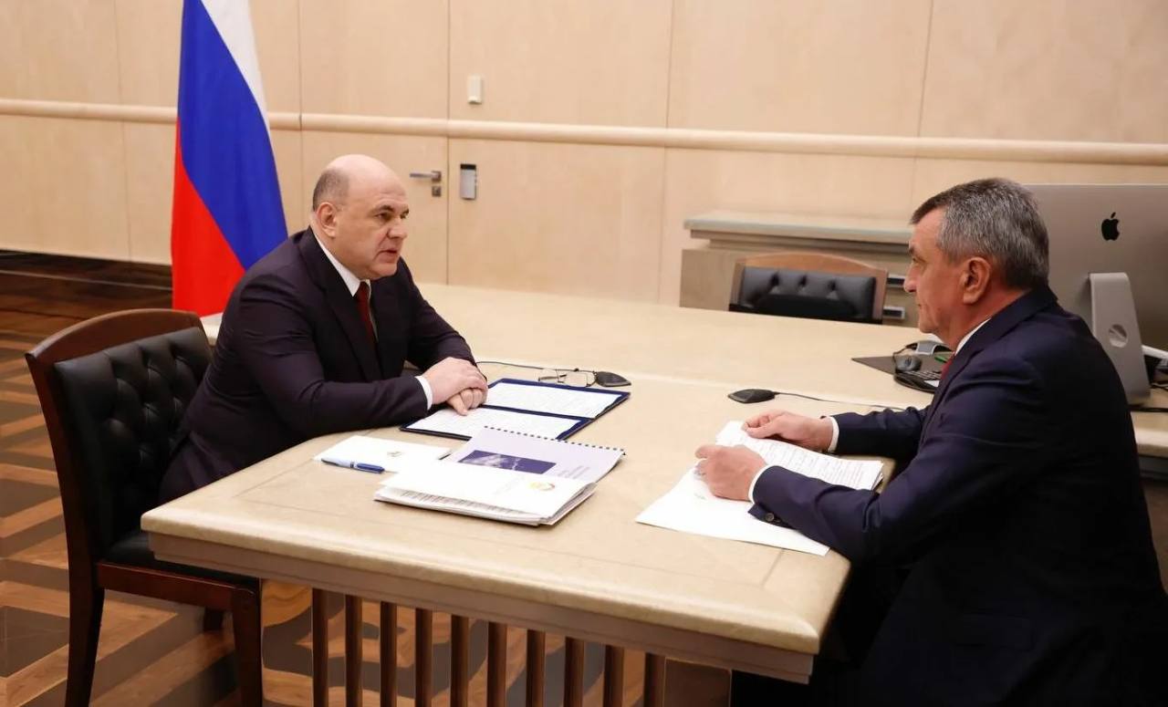 Председатель правительства РФ Михаил Мишустин прибыл с рабочим визитом в Северную Осетию. В рамках визита премьера запланировано посещение нескольких социально значимых объектов в Беслане. Мишустину представят презентацию генплана развития города и уже проведенных работ. Кроме того, планируется визит в крупное плодоводческое хозяйство в Пригородном районе, которое входит в число прорывных инвестпроектов региона.