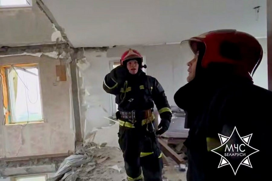 В Гомеле подразделения МЧС продолжают работать на месте инцидента на улице Косарева