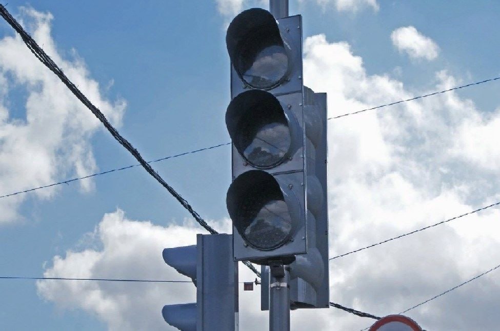На кольце кв. Гаевого не работают светофоры. Причина – временный сбой. Об этом сообщили в пресс-службе администрации Луганска. Светофоры не работают по ул. Андрея Линева – ул. Тимирязева – ул. Павловской. Такая же проблема наблюдается с пешеходными светофорами по ул. Андрея Линева около дома 88А и ул. Тимирязева – Оптовый рынок. К 16:00 обещают починить.