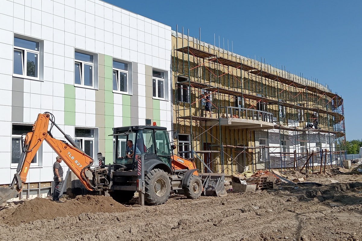 Дом социального обслуживания в пригороде Вологды готов на 40%  Учреждение нового типа, отвечающее современным требованиям к предоставлению социальных услуг в стационарной форме, появится в Молочном уже в 2026 году.  В рамках федерального проекта «Старшее поколение» национального проекта «Семья», созданного по инициативе главы государства, в Вологде продолжается строительство Дома социального обслуживания для престарелых и инвалидов.  Строительство планируется завершить осенью 2026 года.