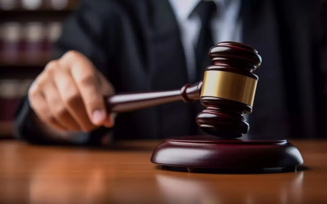 Суд в Липецке вынес приговор четырем экс-сотрудникам ИК-2 за халатность после побега заключенных  Правобережный районный суд города Липецка вынес приговор по делу о халатности в отношении четырех бывших сотрудников исправительной колонии №2  ФКУ ИК-2 УФСИН России по Липецкой области .   В ходе судебного разбирательства установлено, что из-за неисполнения и ненадлежащего исполнения должностных обязанностей 25 октября 2024 года шестеро осужденных совершили побег из исправительного учреждения. Вину в совершении преступления бывшие сотрудники не признали.  Суд, учитывая позицию государственного обвинителя, назначил виновным наказание в виде штрафов в размере от 70 до 100 тыс. рублей, а также лишил их права занимать должности, связанные с выполнением функций представителя власти в органах уголовно-исполнительной системы, на срок от одного до двух лет.  Согласно данным картотеки районного суда, по делу о побеге из исправительной колонии №2 Липецка приговоры получили бывший заместитель начальника учреждения Ярослав Швецов, экс-глава цеха трудовой адаптации осужденных Андрей Кузнецов, а также его бывшие подчиненные Сергей Покидов и Дмитрий Воропаев.   В мае Правобережный районный суд Липецка вынес приговор шести заключенным, совершившим массовый побег из ИК-2. Они получили от 4,5 до 12,5 лет лишения свободы в колониях общего и строгого режима. Все они отбывали сроки за тяжкие преступления: изнасилования и оборот наркотиков.