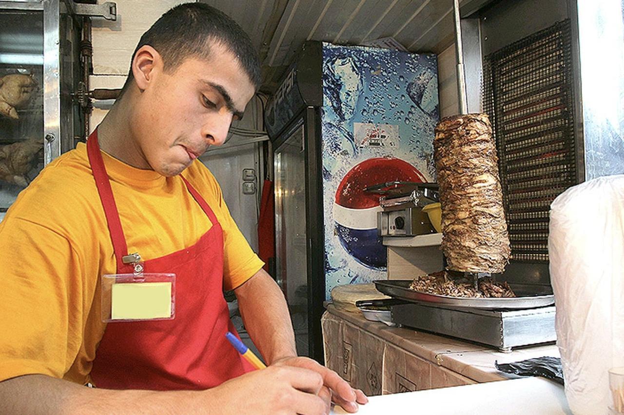 В Курской области запретят работать мигрантам на некоторых должностях с 2026 года Курская область вслед за Крымом и Санкт Петербургом вводит запрет на трудоустройство мигрантов в таких сферах как грузо и пассажироперевозки доставка еды общепит и подбора кадров Губернатор Роман Хинштейн сообщил что работодателям предстоит расторгнуть контракты с иностранными работниками в указанных областях в трехмесячный срок начиная с 2026 года Главное здесь Подписывайтесь