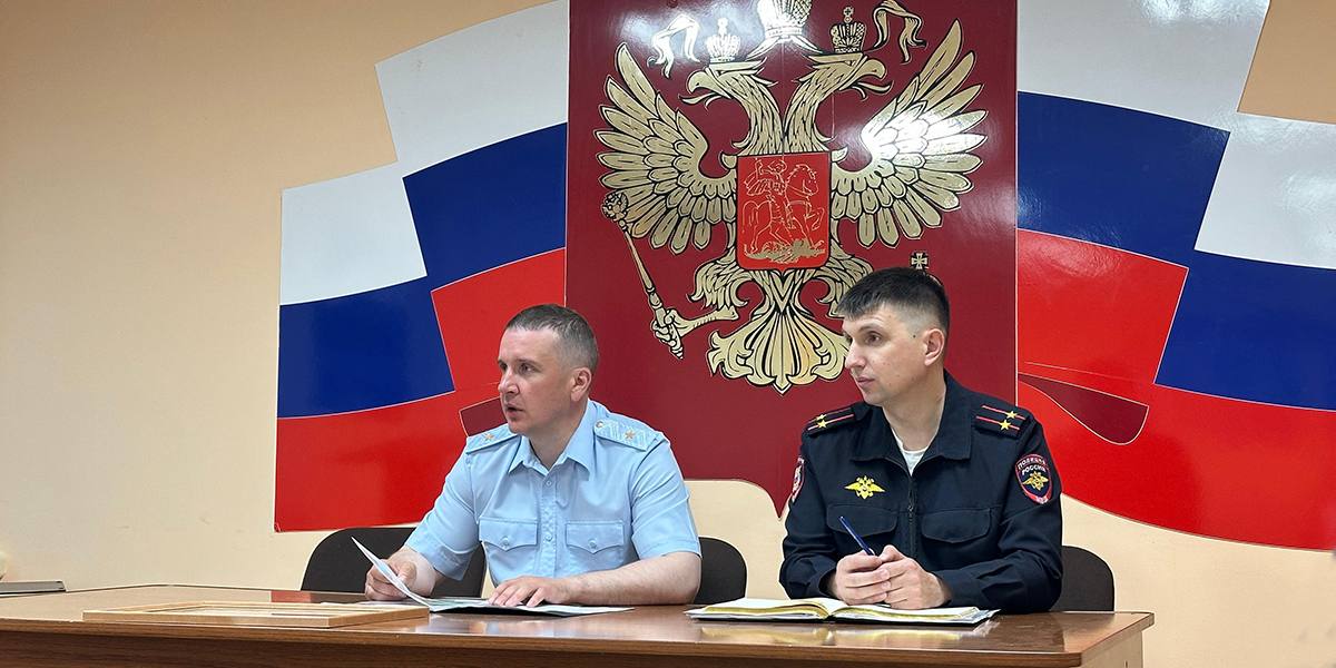 Начальник УМВД России по Магаданской области Дмитрий Князев встретился с личным составом Отделения МВД России «Ягоднинское»  Генерал-майор полиции провел встречу с личным составом, акцентировал внимание на необходимости быть более внимательными к обращениям граждан, а также своевременно реагировать на сообщения о происшествиях.   Дмитрий Геннадьевич изучил организацию работы в подразделениях, проверил места оказания населению государственных услуг и подчеркнул необходимость соблюдения установленных сроков при работе с обратившимися. Генерал-майор полиции также отметил, что особое внимание необходимо уделить вопросам гражданства и своевременной замены документов.    Начальник УМВД поблагодарил коллектив отделения за добросовестную службу, вручил лучшим сотрудникам почётные грамоты и отдельно отметил успехи оперативников уголовного розыска в раскрытии преступлений прошлых лет.     В поселке Ягодное Дмитрий Князев провел рабочее совещание с главой муниципального округа Надеждой Олейник. Речь шла о развитии АПК «Безопасный город» и приведении дорог общего пользования в соответствие. Надежда Богдановна сообщила, что недостатки, на которые указывали сотрудники Госавтоинспекции, будут устранены уже в текущем году.  Дмитрий Князев также посетил спортивную школу.  «Приятно было встретить в Ягодном руководителя районного Комитета физической культуры, спорта и туризма Александра Ступака. Впервые мы беседовали в позапрошлом году, и сегодня был очень рад узнать о новых успехах его подопечных. Александр Сергеевич уделяет большое внимание воспитанию подрастающего поколения, живет любимым делом. Благодаря ему значительных достижений в спорте: в футболе и боксе добились многие ягоднинские ребята. Поблагодарил Александра Сергеевича за серьезный вклад в спортивное, патриотическое и нравственное становление молодежи, в том числе подростков, попавших в сложную жизненную ситуацию», - отметил начальник УМВД России по Магаданской области Дмитрий Князев.