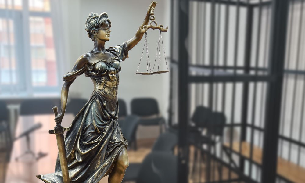 За вмешательство в деятельность суда и его поджог осужден житель Ванинского района Собранные Ванинским межрайонным следственным отделом следственного управления Следственного комитета Российской Федерации по Хабаровскому краю и Еврейской автономной области доказательства признаны судом достаточными для вынесения приговора в отношении ранее судимого 41-летнего местного жителя. Он признан виновным в совершении преступлений, предусмотренных ч. 2 ст. 167 УК РФ умышленное повреждение и уничтожение чужого имущества, если это деяние повлекло причинение значительного ущерба, путем поджога и ч. 1 ст. 294 УК РФ вмешательство в какой бы то ни было форме в деятельность суда в целях воспрепятствования осуществления правосудия . Следствием и судом установлено, что в середине октября 2023 года в ночное время житель поселка Ванино, работающий водителем, находясь в состоянии алкогольного опьянения и достоверно зная, что в мировом судебном участке Ванинского района находится на рассмотрении дело об административном правонарушении в отношении него и он может быть лишен водительских прав, решил освободить себя от ответственности и сжечь материалы дела. Взяв пакеты, наполненные бензином, злоумышленник пришел к зданию суда, разбил окно и кинул в помещение пакеты с бензином и подожженный пакет. Убедившись, что огонь разгорелся и распространился по помещению, он скрылся с места преступления. В результате осужденный повредил и уничтожил имущество на сумму более 600 тыс. рублей. Приговором суда виновному назначено наказание в виде 2 лет лишения свободы в колонии строгого режима.