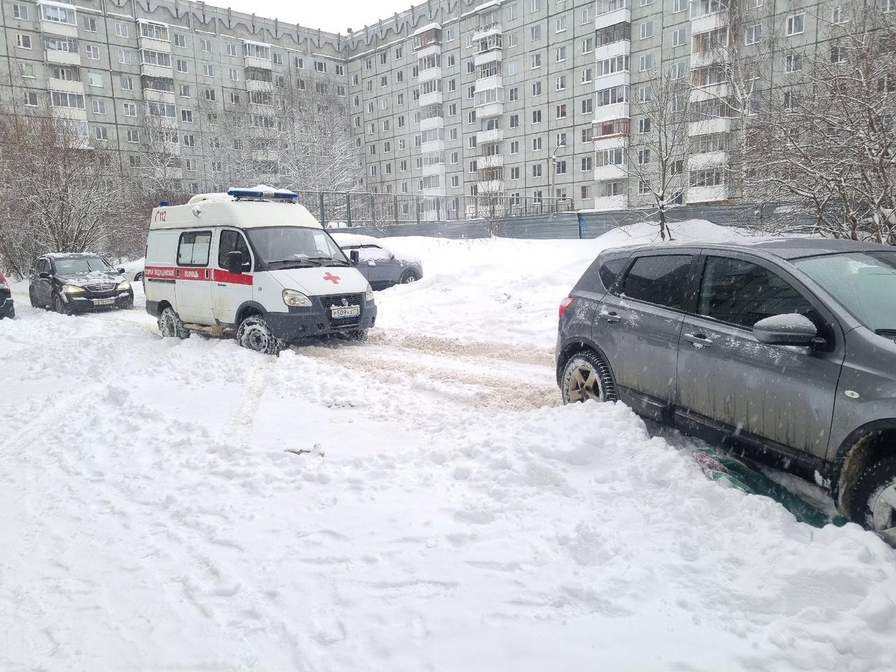 В Сыктывкаре автомобили скорой помощи застревают во дворах из-за большого количества снега.   Подпишись   Предложи новость