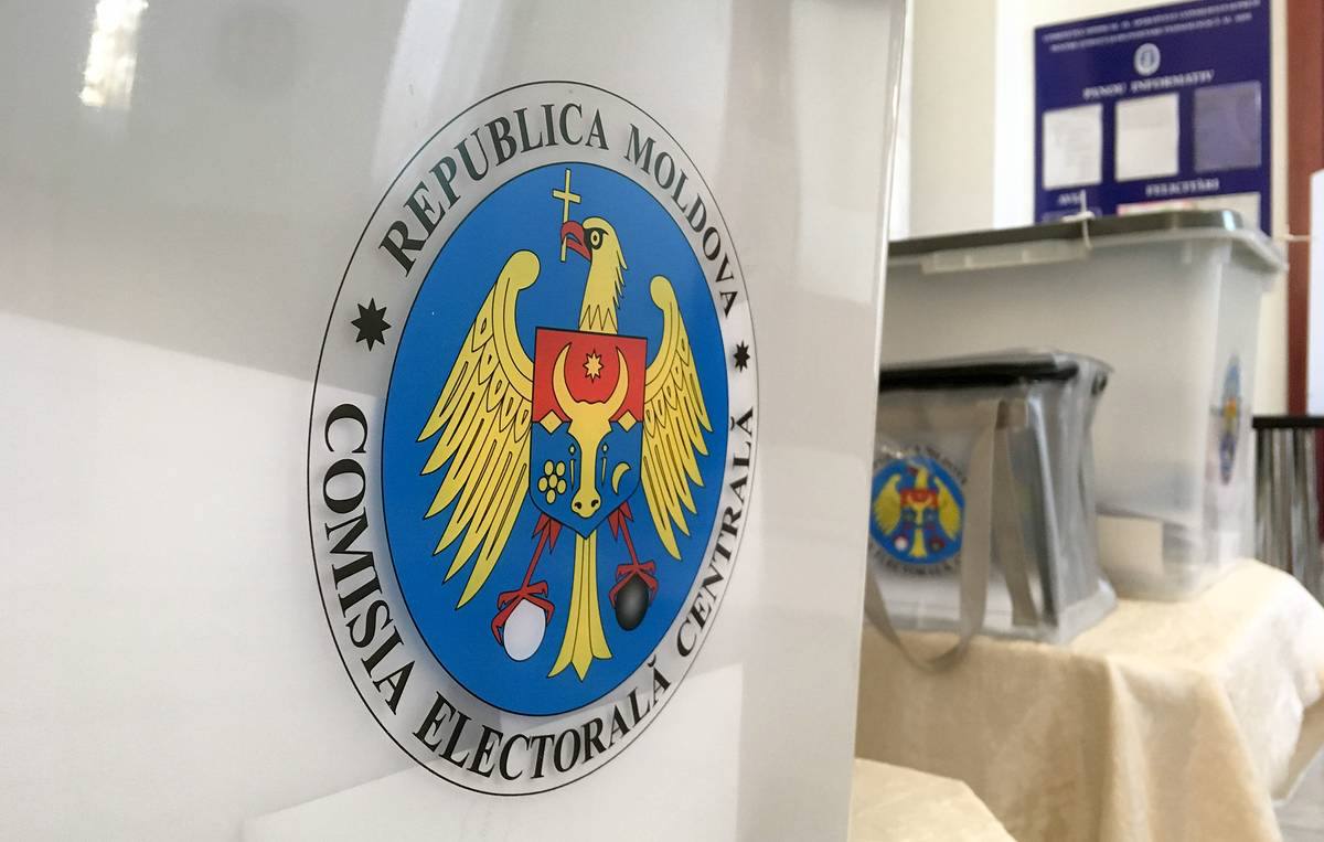 Избиратели могут запросить и получить открепительное удостоверение для голосования Избиратели которые будут находиться в день парламентских выборов за пределами места жительства или регистрации могут заранее получить открепительное удостоверение для голосования Документ позволит проголосовать на любом избирательном участке в стране вне зависимости от постоянного места регистрации по дополнительным избирательным спискам Выдача удостоверений для голосования будет осуществляться до 27 сентября на избирательных участках по месту жительства или регистрации избирателя Для получения удостоверения необходимо предъявить булетин с указанием места жительства или регистрации и написать заявление aifmoldova