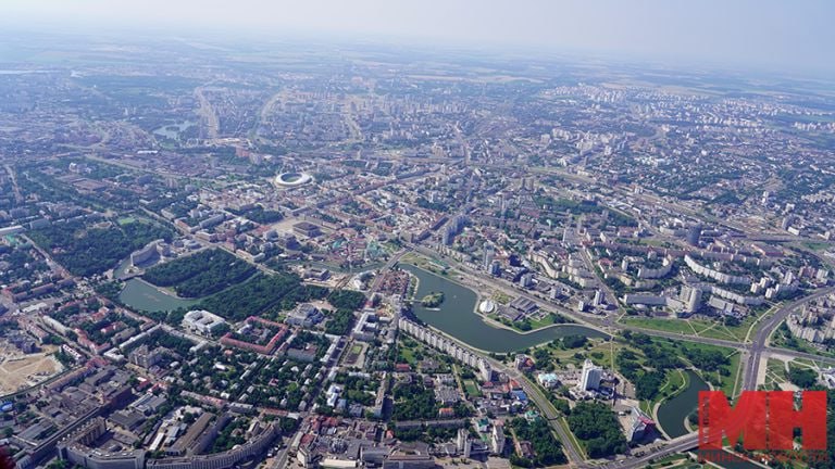 Минчане жалуются на неприятный запах в некоторых частях города. Санстанция взяла вопрос на контроль. Жалобы приходили из разных мест: Серебрянка, Восток, Немига, Шабаны, Зеленый Луг, район Партизанского проспекта. Главный врач Минского городского центра гигиены и эпидемиологии Григорий Гетюк отметил, что причин для беспокойства нет. Он рассказал, что ощущение неприятного запаха можно связать с присутствием в атмосферном воздухе смеси различных соединений от источников, расположенных в данной местности, а также комплексом метеорологических характеристик, рельефом местности и другими факторами. «Минск-Новости» MINSKNEWS.BY Telegram Viber FB VK Inst TikTok YouTube