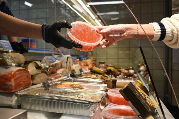 Красная икра подорожала на 33 за год Средняя цена за банку весом 200 г достигла почти 3 тысяч рублей При этом спрос на натуральный продукт вырос на 3 тогда как продажи имитированной лососевой икры увеличились на 18 Данные опубликовали Известия со ссылкой на исследование Контур Маркета где сравнили показатели с октября по ноябрь 2025 года с аналогичным периодом прошлого года Рост цены красной натуральной икры подтверждают и данные Росстата По итогам сентября увеличение зафиксировано на уровне почти 38 к году Это связано с ростом издержек производителей и инфляцией которые нивелировали итоги относительно удачной путины в этом году объяснил вице президент Рыбной ассоциации Александр Фомин Подписаться на Говорит Москва Telegram VK MAX