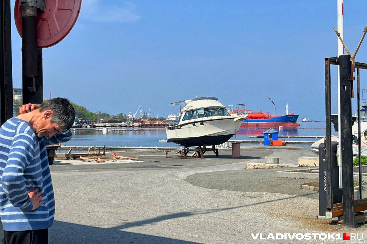 В Приморском крае закроют навигационный период для плавания маломерных судов в связи с приходом холодов Ограничение вступает в силу 15 ноября Примечательно что навигацию закроют на всей территории Приморья несмотря на разницу климата и погодных условий Так во Владивостоке и Находке периодически возвращаются летняя тепло и духота тогда как в северной части края уже вовсю идет снег Подписаться