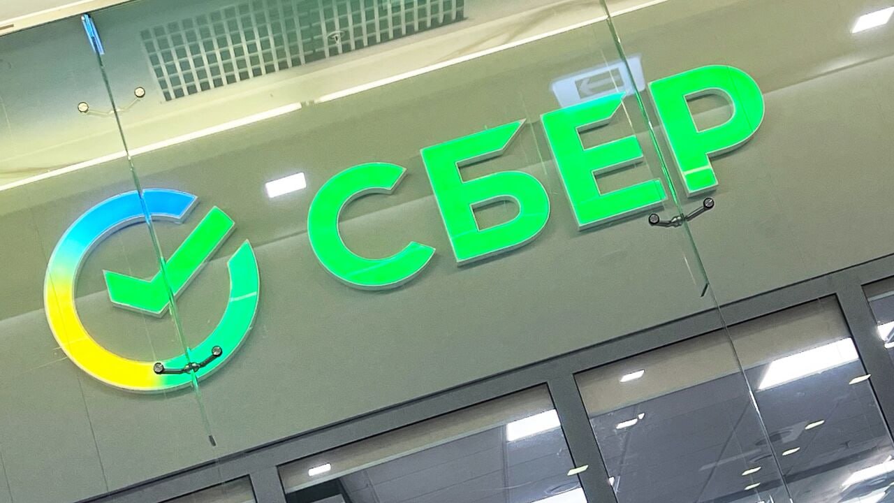 Сбербанк обновил правила обслуживания платежных счетов к которым не привязаны карты С 1 января за такие счета может взиматься комиссия 150 рублей в месяц или 40 рублей для клиентов в возрасте от 14 до 21 года следует из информации на сайте банка Комиссия списывается один раз вне зависимости от количества открытых счетов SBER В банке пояснили что избежать платы можно если заказать карту к счету закрыть его сделать зарплатным оплачивать покупки минимум на 5 тысяч рублей в месяц или подключить подписку Сберпрайм Если к счету привязана карта с бесплатным обслуживанием либо карта с платными условиями отдельно платить за обслуживание счета не потребуется jkinvest news jkinvest