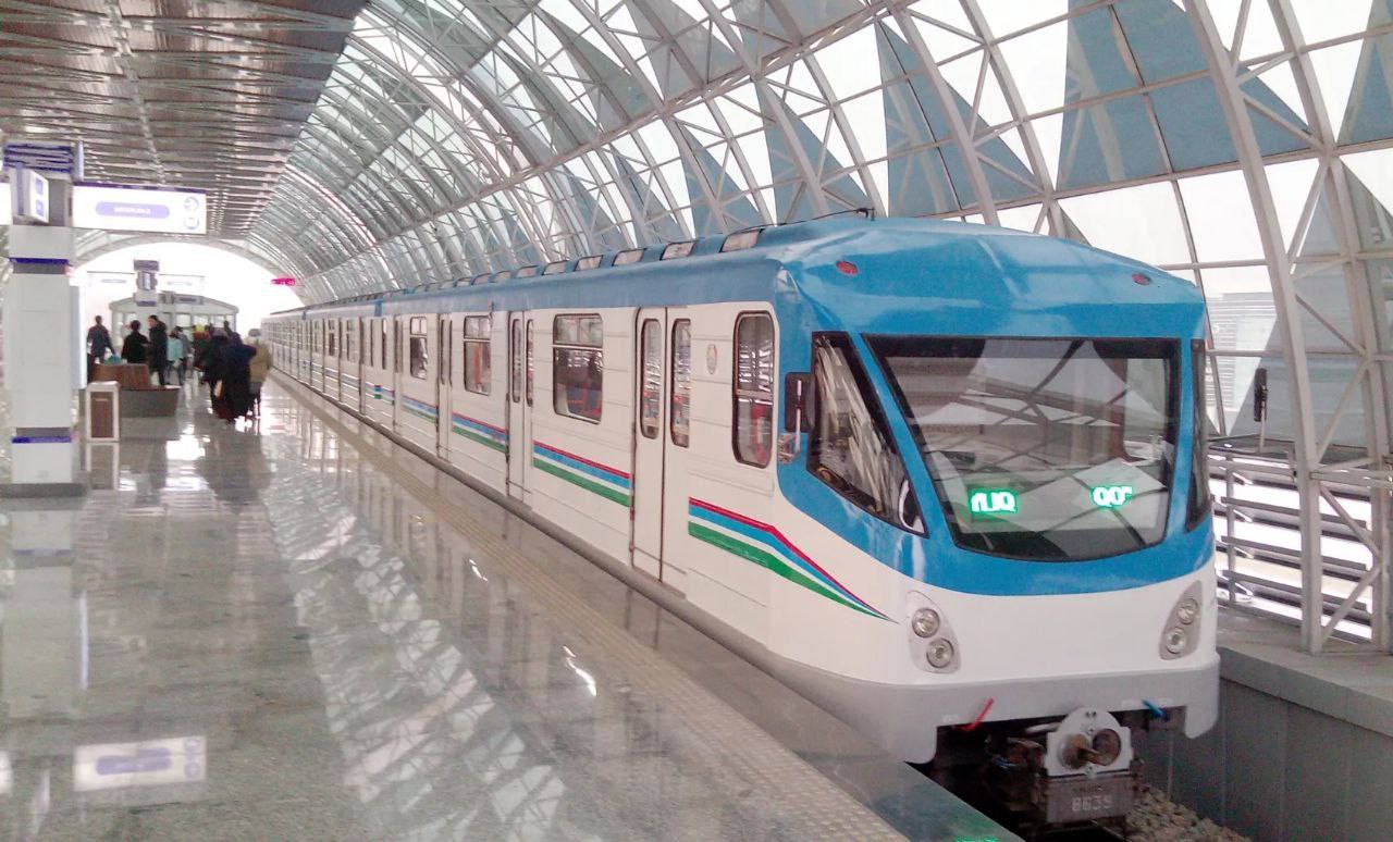 Ташкентский метрополитен планирует закупить еще 14 поездов в 2026 году Метрополитен столицы Узбекистана планирует приобрести 14 составов с 56 вагонами в 2026 году Где будут закупать вагоны для метро и какова их стоимость пресс служба Ташкентского метрополитена не сообщила За последние три года для узбекской столицы приобрели 41 поезд метро В настоящее время сеть Ташкентского метрополитена насчитывает 50 станций Общая протяженность линий метро в столице Узбекистана составляет 71 километр Ранее LogiStan писал о том что российская компания Метровагонмаш поставила три новых состава метрополитену Ташкента Logistan info Логистика Экономика