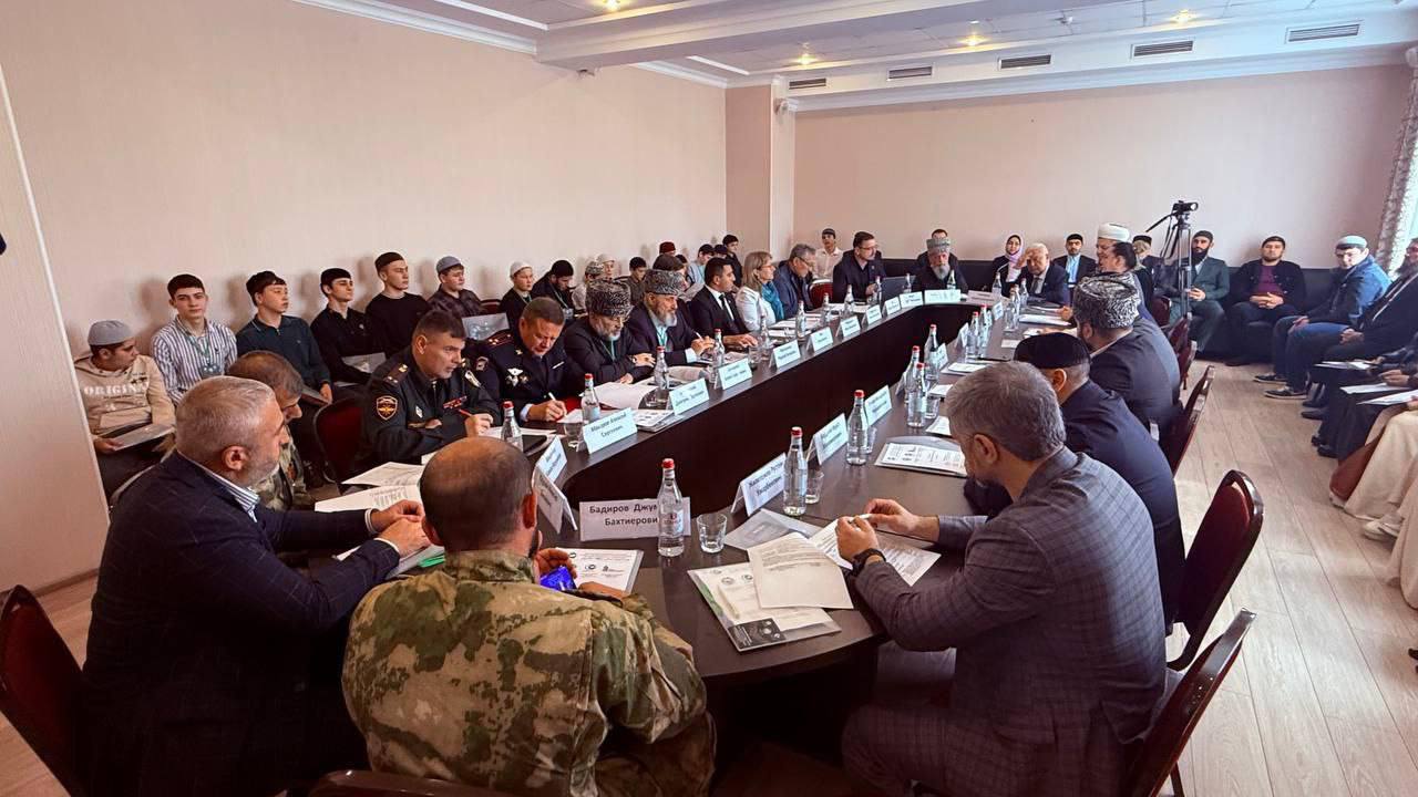 Уроки истории В Пятигорске состоялась дискуссионная площадка приуроченная ко Дню воинской славы России разгрому немецко фашистских войск в битве за Кавказ Ее организаторы Духовное управление мусульман Ставропольского края и Координационный центр мусульман Северного Кавказа при содействии Фонда поддержки исламской культуры науки и образования В мероприятии приняли участие религиозные деятели представители власти общественных организаций научно экспертного сообщества образовательных учреждений От Духовного управления мусульман Кабардино Балкарской Республики в мероприятии принял участие заместитель председателя Алим Сижажев Ключевой целью площадки стала мемориализация подвига советских людей разных национальностей и религий в годы Великой Отечественной войны а также формирование патриотических и гражданских установок как основы общероссийской идентичности Участники обсудили уроки истории и их значение для современности Отметили что победа в Битве за Кавказ стала возможной благодаря беспримерному мужеству и единству солдат и мирных жителей независимо от их национальностей и вероисповеданий Подробно