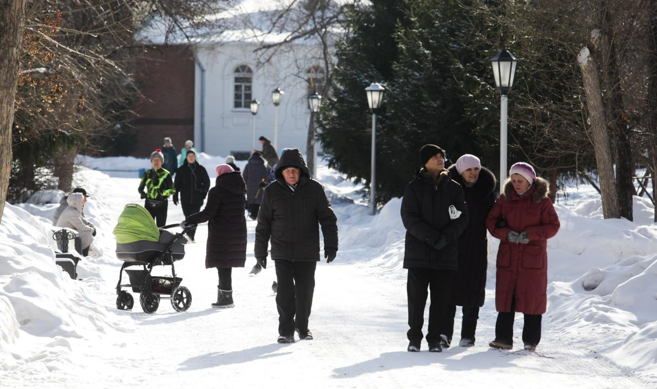 Согласовать забыли о нелегальных снегокатах в парках предупредили новосибирцев Шеринговые компании этой зимой запустили новое развлечение В аренду сдают электроснегокаты в парках При этом их руководство не давало разрешения на такой аттракцион Обращаем ваше внимание что данная деятельность является несанкционированной и не согласованной с Дирекцией городских парков сообщает Telegram канал муниципального учреждения Владельцев транспортных средств отслеживают и выгоняют с территорий Горожан просят не поощрять бизнес нарушающий порядок в общественных пространствах О скоплении такой техники можно сообщить в администрацию парка или сотрудникам охраны Пойдёте нелегально кататься или сообщите куда следует Подписаться на канал