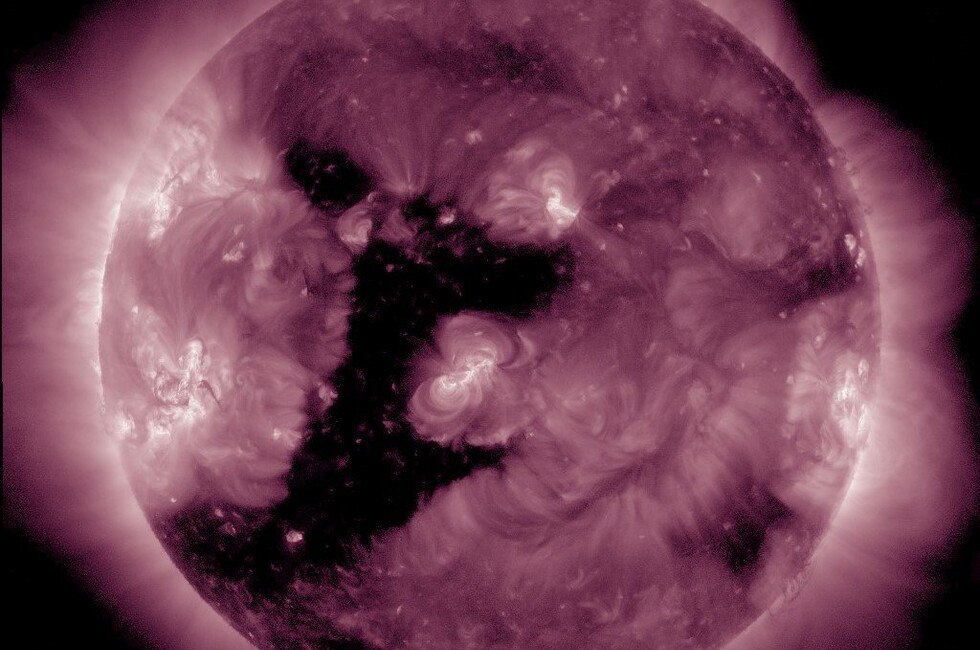 Готовимся заранее Рост числа магнитных бурь может продлиться до 2028 года На Солнце сформировалась очередная крупная корональная дыра необычной формы напоминающая перевернутую цифру 1 высотой около миллиона километров Как сообщили в Лаборатории солнечной астрономии увеличение числа корональных дыр после пика солнечной активности в 2024 году уже привело к резкому росту магнитных бурь на Земле в 2025 году на 60 Ученые прогнозируют что в 2026 году число бурь превысит показатели предыдущего года Читать полностью Фото тг канал Лаборатории солнечной астрономии ИКИ РАН  Подпишись на нас в MAX
