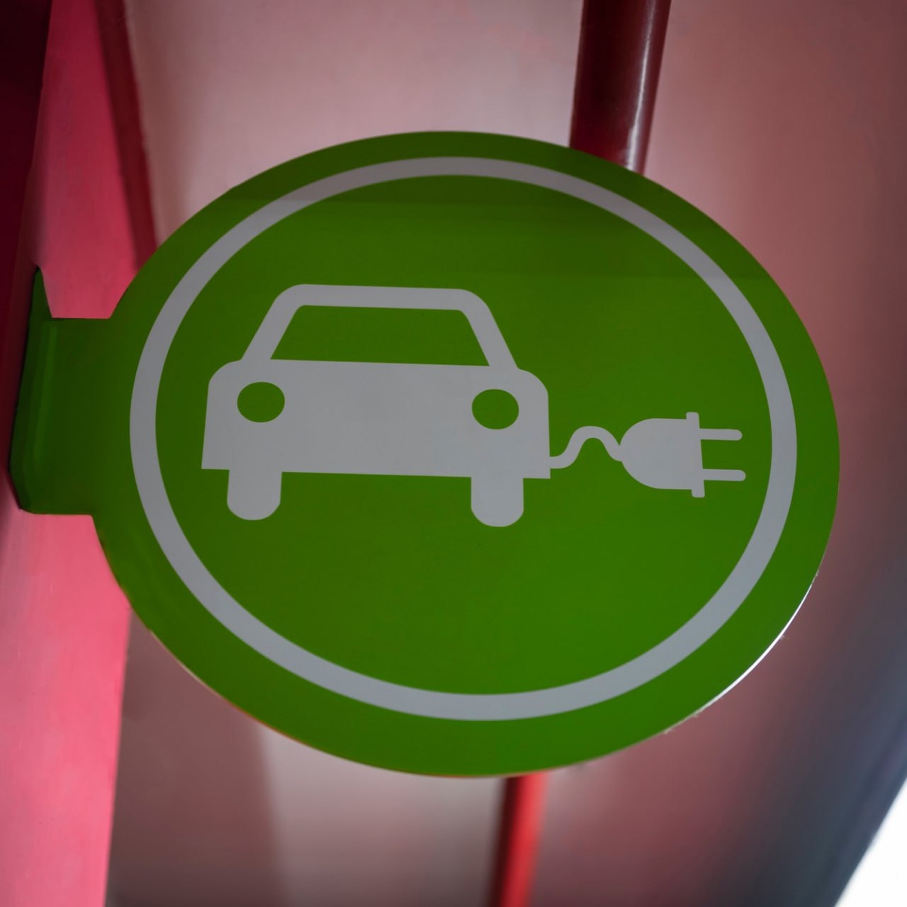 Сеть ЭЗС в Подмосковье расширилась почти до 900 станций Еще 130 новых быстрых электрозарядных станций ЭЗС заработали в этом году в Подмосковье сообщил министр энергетики Московской области Сергей Воропанов Министр уточнил что сейчас на территории Подмосковья насчитывается порядка 900 зарядных станций из которых более половины 452 быстрые ЭЗС мощностью от 60 до 342 кВт Подробнее в материале