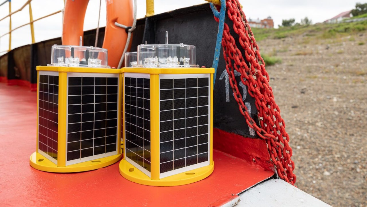 Ростех запустил серийное производство оборудования для безопасной речной навигации Холдинг Росэл Госкорпорации Ростех приступил к серийному производству системы интеллектуального мониторинга и управления навигационными огнями Оборудование включено в Реестр российской промышленной продукции Минпромторга России Как отмечает пресс служба Ростеха изделие повысит безопасность движения судов на реках а также сократит время и затраты на обслуживание навигационных знаков В состав системы входят круговые навигационные огни освещающие непрерывным светом дугу горизонта в 360 и базовая станция для приема обработки и передачи данных на диспетчерский пульт КНО оснащены датчиками для сбора информации об окружающей обстановке и состоянии самого навигационного огня Они устойчивы к внешним воздействиям экологически безопасны и автономны Ночью приборы подают световые сигналы а днем подзаряжаются от солнечной батареи Таким образом обеспечивается независимая работа устройства и отпадает необходимость менять аккумуляторы в течение всего сезона навигации Устройства производятся в различных модификациях с белым красным зеленым и желтым цветом огней Круговые навигационные огни КНО устанавливаются на плавучих навигационных знаках судоходных путей Ранее чтобы контролировать их работоспособность необходимо было ежедневно объезжать участки рек на обстановочных судах Разработка Росэла позволяет делать это удаленно и выезжать на объекты только в случае необходимости сообщили в Ростехе Управлять комплексом можно через мобильное приложение которое в режиме реального времени показывает подробную карту где отмечены судовые и береговые средства надводной обстановки Также отображается информация о состоянии КНО подключенных к системе Оператор может дистанционно изменять параметры их работы и отслеживать изменения интересующих показателей Прибор разработан Томским научно исследовательским институтом полупроводниковых приборов НИИПП входит в Росэл Устройство вошло в Реестр российской промышленной продукции Минпромторга России и получило сертификат происхождения СТ 1   Подписаться на Медиапалубу