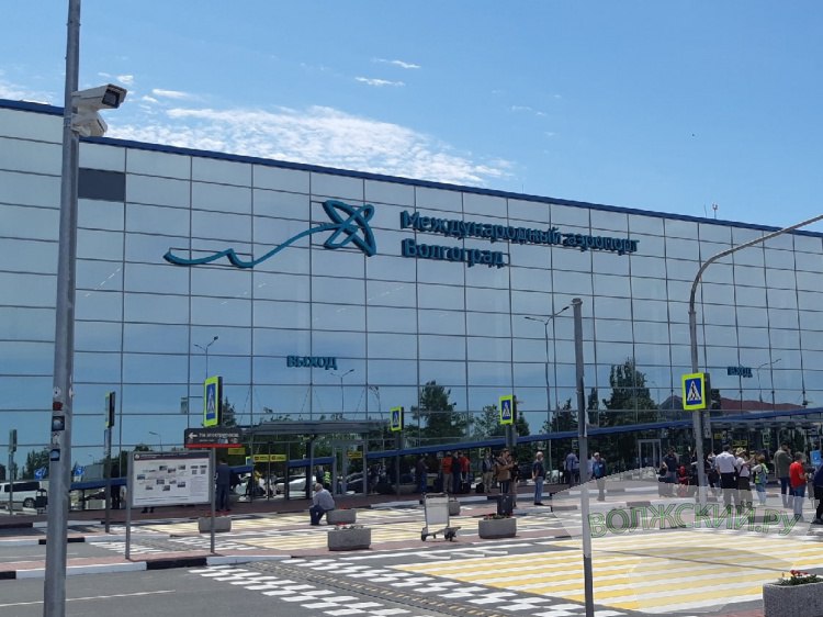 Волгоградский аэропорт повышает тарифы на парковку транспорта на своей территории  С 1 июля на территории волгоградского аэропорта меняются тарифы на парковку автотранспорта.  Как сообщили Волжский.ру в пресс-службе аэропорта, бесплатное время на посадку и высадку пассажиров в течение 15 минут сохраняется. Далее каждый час парковки будет стоить 300 рублей. Тарификация почасовая. В случае выезда и повторного заезда на парковку в течение часа водителю снова придется оплатить 300 рублей.  Стоимость долгосрочной парковки составит 700 рублей за первые сутки. Далее тарификация будет зависеть от количества суток.   Подробнее на Волжский.ру:    #ВолжскийРу #волжский #vlz