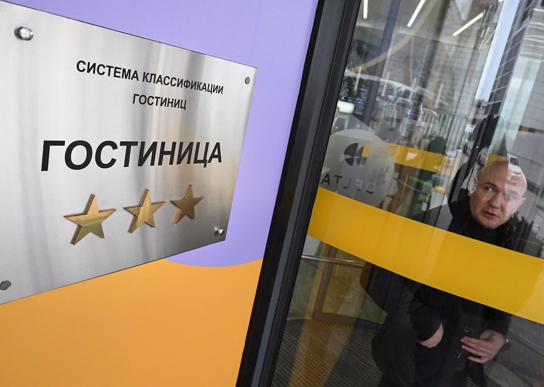 Жилье в Севастополе и Ейске дешевле других курортов Крыма и Краснодарского края Аренда жилья в Севастополе и Ейске посуточно во второй половине мая дешевле других курортов Крыма и Кубани. Об этом сообщает ТАСС со ссылкой на аналитиков российского сервиса онлайн-бронирования жилья «Суточно.ру». Посуточная аренда жилья на курортах Крыма и Кубани за год подорожала на 13%. Дешевле всего во второй половине мая стоят аренда в Ейске — в среднем 2,8 тыс. руб. в сутки. Чуть дороже жилье в Севастополе — более 2,8 тыс. руб. в сутки. На третьем месте бюджетной посуточной аренды Новороссийск — в городе-герое стоимость аренды жилья в сутки составляет 3 тыс. руб. Аренда жилья в Лазаревском обойдется в среднем в 3,3 тыс. руб. за сутки, в Ялте — 3,7 тыс. руб., в Геленджике — 4,2 тыс. руб. Дороже всего жилье за сутки стоит в Сочи — 4,8 тыс. руб. По прогнозам аналитиков, цены в июне на посуточную аренду жилья вырастут на 40%.