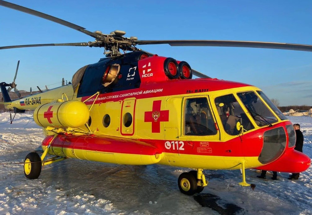 В ДФО направляется более половины федеральных средств на санитарную авиацию Регионы ДФО и Арктики где большие расстояния и сложные метеоусловия обуславливают активное использование самолётов и вертолётов получают практически половину бюджета всей санитарной авиации России 3 9 млрд руб из 7 6 млрд руб в 2025 году С 2017 по 2024 год на обеспечение медико авиационных перевозок направлено более 62 млрд руб в том числе 42 млрд из федерального бюджета по программе Развитие системы оказания первичной медико санитарной помощи Дальневосточная авиация использует преимущественно Ми 8 Ансат и Eurocopter AS 350 B3e час полета Ми 8 стоит от 350 тыс руб и самолёты Як 40 и Ан 26 100 и легкомоторные самолеты Т 101 Т 419 И 1Л час полета стоит 64 тыс руб В российской санавиации используется 267 вертолетов и 63 самолета В ДФО в сфере санитарной авиации работают 25 перевозчиков в том числе АО Национальная служба санитарной авиации НССА входит в ГК Ростех обслуживает 6 субъектов ДФО вертолетами типа Ми 8 и Ансат КГУАП Пластун Авиа два вертолета Eurocopter AS 350 B3e французского производства камчатское авиапредприятие самолеты Як 40 и Ан 26 100 другие негосударственные авиакомпании Преимущественно флот в ДФО на 2 3 старше 2014 года Также проблемами санитарной авиации в дальневосточных регионах являются сложные погодные условия и недостаточное финансирование невозможность использовать парк самолетов Як 40 и Ан 26 100 по федеральной программе техника должна быть произведена после 2014 года высокая стоимость обслуживания иностранных вертолетов рост запчастей в 2 4 раза обслуживание Eurocopter с 110 млн руб до 160 млн руб государственное регулирование которое делает эксплуатацию маленьких самолетов нерентабельной