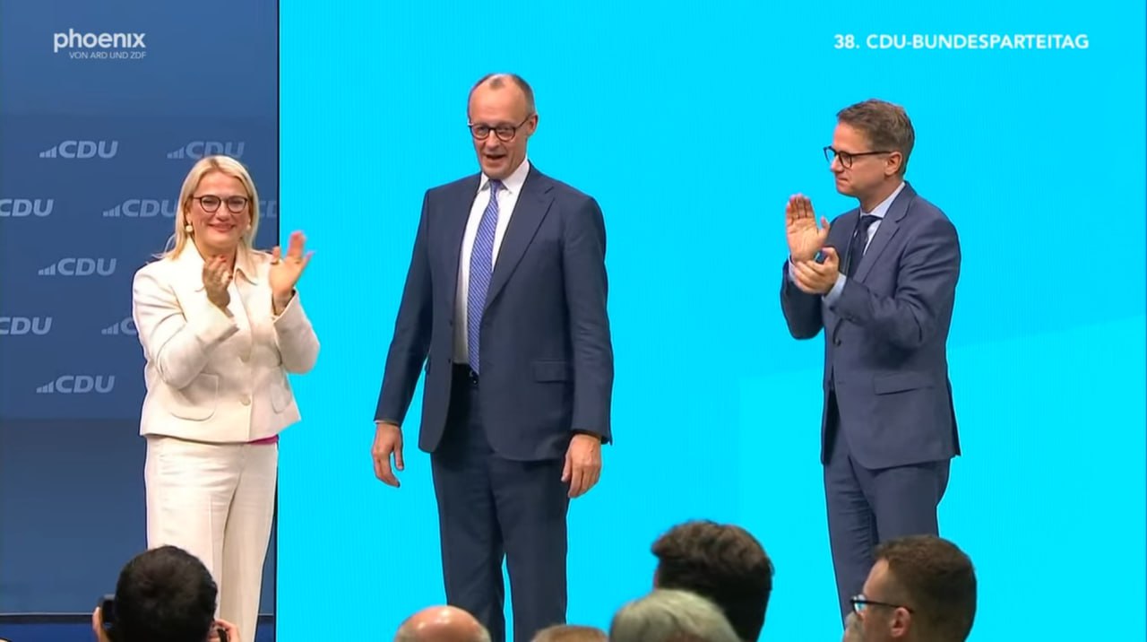 Канцлер Германии Фридрих Мерц переизбран на пост председателя партии Христианско демократический союз Его кандидатуру поддержали 91 17 примерно 1 тыс делегатов проходящего в Штутгарте федерального съезда партии Других претендентов не было Telegram MAX Читать эксклюзив