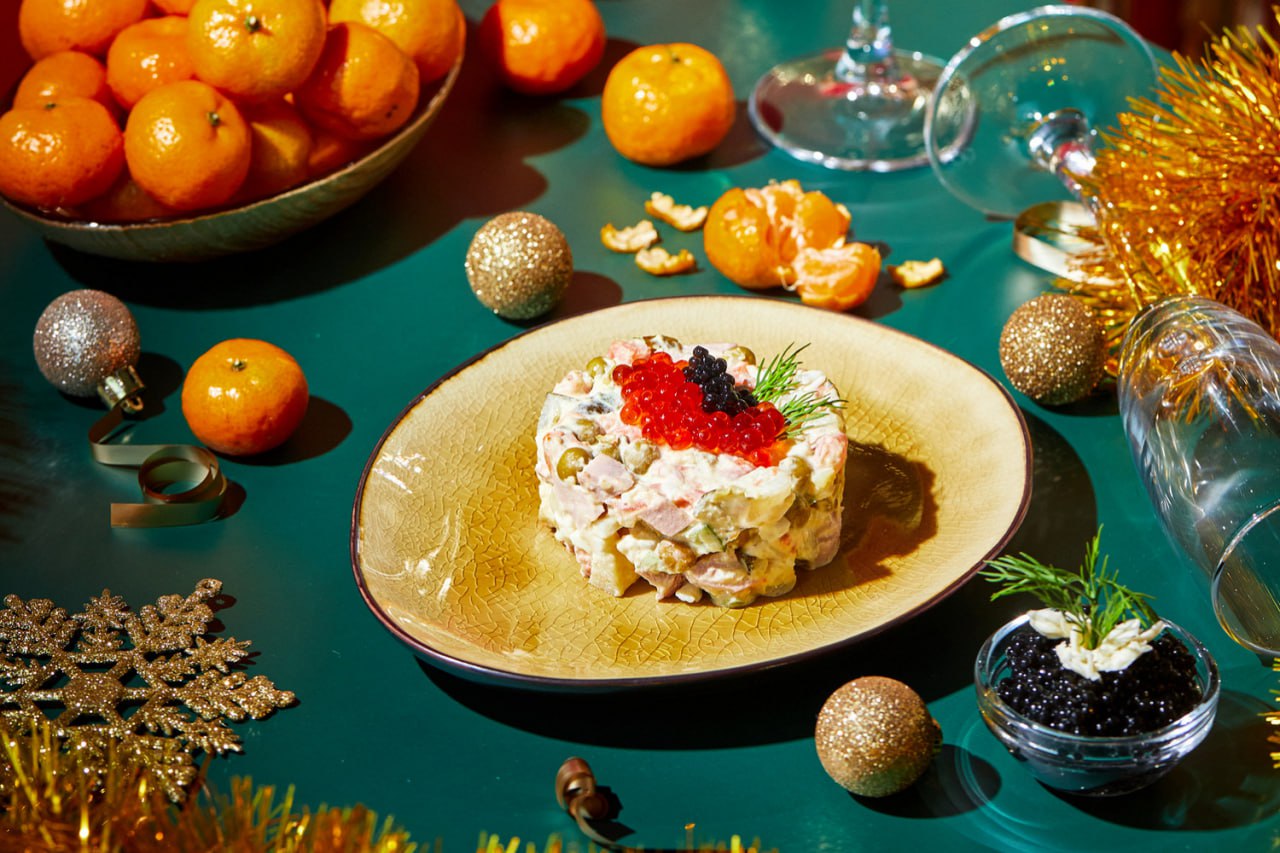 Старый Новый год регулярно празднуют 35 жителей России выяснили аналитики сервиса Купер и компании ОнИн Чаще всего праздник отмечает молодежь в возрасте 18 24 лет и люди старше 65 лет Больше всего Старый Новый год любят москвичи его празднуют 39 из них Много людей встречают Старый Новый год также в Екатеринбурге 33 Петербурге 31 Нижнем Новгороде 25 и Казани 21 Формат празднования остается преимущественно домашним 67 мужчин и 68 женщин проводят старый Новый год в кругу семьи Среди женщин самыми популярными традициями оказались приготовление праздничного ужина 30 и повторение новогодних ритуалов 10 Мужчины чаще всего уделяют время просмотру новогодних фильмов 29 а также походам в гости 17 говорится в исследовании А вы отмечаете Старый Новый год Больше новостей в Daily News