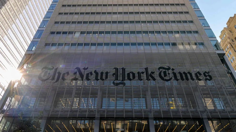 New York Times подала в суд на Пентагон за нарушение права на свободу слова и печати Авторитетная американская газета The New York Times подала в суд на Минобороны США обвиняя его в том что оно значительно ограничивает работу журналистов и тем самым нарушает Конституцию Иск был подан сегодня в Верховный суд в Вашингтоне как сообщает сама New York Times Газета утверждает что новые правила Пентагона нарушают гарантированное Конституцией право на свободу прессы С октября репортёры должны подписывать 21 страничное заявление если хотят освещать работу армии В нём содержатся ограничения на контакты с источниками и на просьбы о разъяснениях По словам NYT требования значительно строже и шире всего что существовало раньше В иске газеты говорится что цель новой политики закрыть двери Пентагона которые традиционно были открыты для прессы для новостных организаций вроде истца которые бесстрашно и независимо освещают действия министерства и его руководства New York Times утверждает что новые правила являются частью многомесячной кампании министра обороны Пита Хегсета и имеют целью ограничить доступ журналистов в Пентагон Пентагон возражает в октябре министерство заявило что доступ к военным объектам это привилегия которая должна регулироваться соответствующим образом Новые правила нужны для того чтобы предотвращать утечки угрожающие оперативной и национальной безопасности New York Times требует немедленно запретить действие новых правил и признать их неконституционными BILD Russian