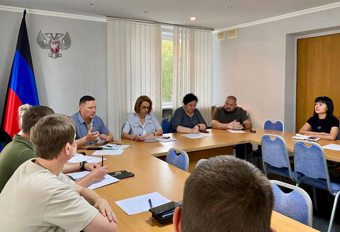 В Харцызске модернизируется система здравоохранения  Центральная городская больница, являющаяся ключевым медицинским учреждением округа, включает в себя четыре амбулатории и несколько стационарных отделений, которые могут разместить до 331 пациента.   На базе медучреждения работает центральная клинико-диагностическая лаборатория, оснащенная современным автоматизированным оборудованием.  Она обеспечивает диагностическое обслуживание жителей не только самого Харцызска, но и жителей Иловайска, Снежного, Тореза, Шахтерского и Амвросиевского муниципальных округов. Также в больнице начал работу кабинет мультиспиральной компьютерной томографии.   Заместитель председателя Правительства ДНР Лариса Толстыкина посетила больницу, где ознакомилась с условиями работы и пообщалась с медицинским персоналом. В ходе визита она приняла участие в заседании штаба по вопросам здравоохранения.  «Обсудили с коллегами задачи, которые нам предстоит решить для улучшения деятельности медицинских организаций города»,  - прокомментировала Лариса Толстыкина итоги своего визита.    - ВАРМСУ «СМО ДНР». Подписывайтесь.   - ВАРМСУ «СМО ДНР». Подписывайтесь.