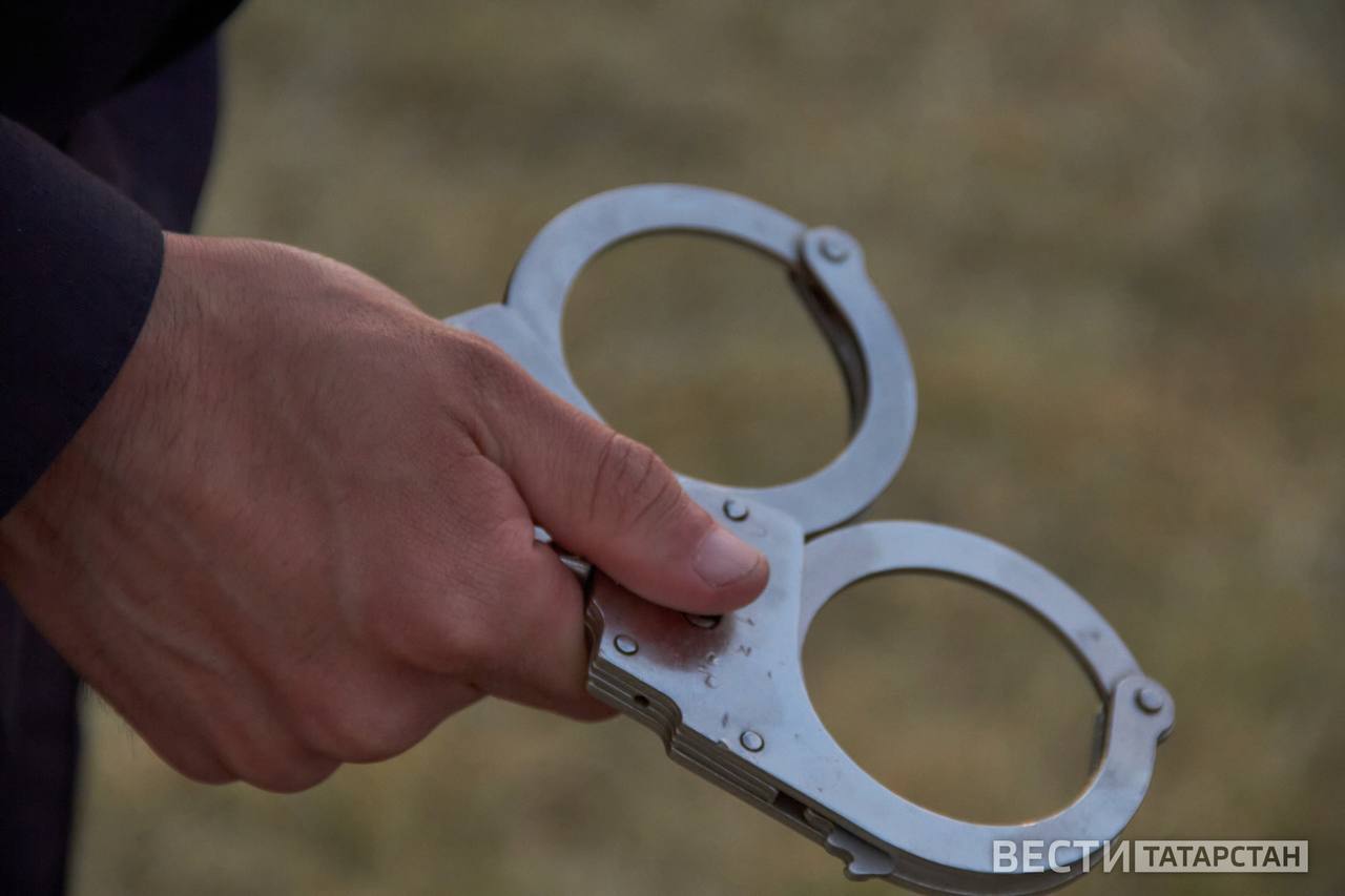 В Казани женщина задержана за убийство знакомого во время пьянки В Казани Росгвардия задержала пьяную женщину, подозреваемую в убийстве знакомого. В пресс-службе сообщили, что вечером сотрудники батальона прибыли в квартиру на улице Кирпичникова и обнаружили мужчину с признаками насилия — он лежал в луже крови. В квартире находились хозяин и его сожительница, оба были пьяны. Сначала подозреваемые утверждали, что гость пришел с уже имеющейся раной на лице, но позже изменили показания. В ходе расследования выяснилось, что смертельный удар ножом нанесла возлюбленная хозяина во время застолья. 39-летний мужчина с судимостью умер до приезда скорой помощи. Орудие преступления изъяли, возбуждено уголовное дело по статье «Убийство». Подписаться Сообщить новость