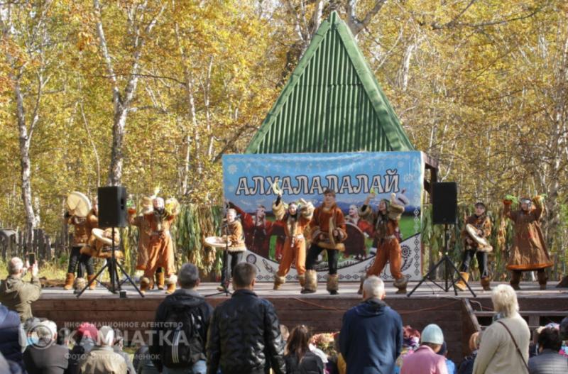 Сразу три Алхалалалая отметят на Камчатке 13 14 сентября и 20 сентября праздник пройдет в Раздольном Сосновке и Козыревске Алхалалалай знакомит гостей с культурой ительменов ежегодно собирая сотни людей Посетителей ждут танцевальные марафоны до ночи традиционные блюда мастер классы по ремёслам и древние обряды Где можно отпраздновать Раздольный Этно центр Аушин 13 14 сентября С 11 00 до 00 00 Танцевальный марафон с 18 00 до полуночи Сосновка Этно центр Пимчах 20 сентября С 12 00 до 19 00 Танцевальный марафон 2 часа Козыревск Этно площадка ТЫЛВАЧӼ 20 сентября В 12 00 Танцевальный марафон 3 часа Подписаться Прислать Чат
