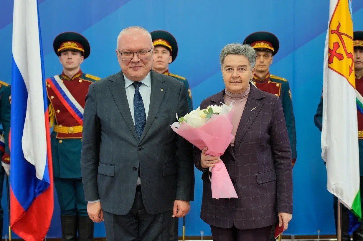 За многолетнюю безупречную государственную службу знаком отличия За безупречную службу награждена Котельникова Марина Аркадьевна начальник отдела по делам несовершеннолетних и защите их прав Управления социальной политики администрации города Вятские Поляны Указ о награждении подписал президент России Владимир Путин Заслуженную награду Марине Аркадьевне вручил губернатор Кировской области Александр Валентинович Соколов Марина Аркадьевна поздравляем впправда