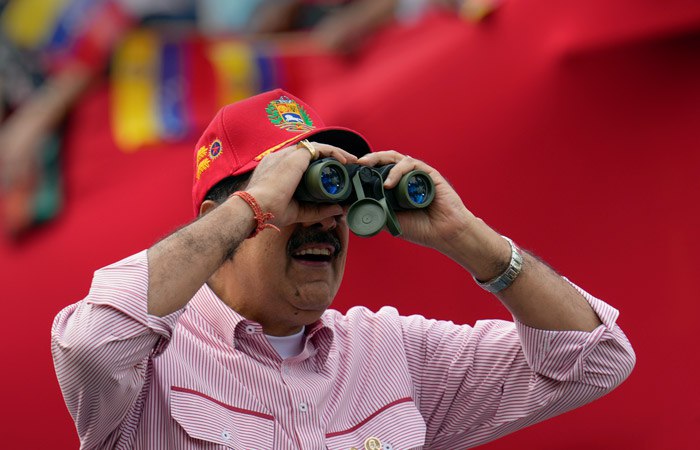 Президент Венесуэлы Николас Мадуро Фото АР ТАСС Москва 9 декабря Власти США готовятся к сценарию событий при котором президент Венесуэлы Николас Мадуро покинет свой пост сообщает во вторник CNN со ссылкой на источники Администрация работает над планами последующих действий на случай если Мадуро лишится власти заявили два члена администрации и источник знакомый с дискуссиями сообщает телеканал Собеседники отметили что разработка этих планов проходит в обстановке секретности в узком кругу сотрудников Белого дома Источники разъяснили что речь идет о вариантах мер на которые пойдут США для стабилизации обстановки в Венесуэле если Мадуро добровольно сложит полномочия или покинет пост президента после американских ударов по Венесуэле