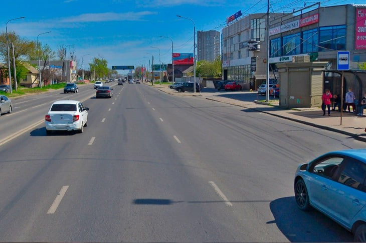 Водителя, отправившего в больницу пешехода, разыскивают в Волгограде  11 октября в Ворошиловском районе Волгограда водитель иномарки сбил пешехода вблизи остановки «Ардатовская улица». Как сообщает ИА «Высота 102», владелец автомобиля, сдавая назад, наехал на человека и поспешил скрыться с места аварии.  - В 12:40 час. водитель, управляя автомобилем Hyundai Solaris, двигаясь задним ходом по парковочной площадке напротив дома №23 по ул. Череповецкой, совершил наезд на пешехода, после чего с места скрылся, — рассказали журналистам в пресс-службе ГУ МВД России по Волгоградской области.   Подробнее