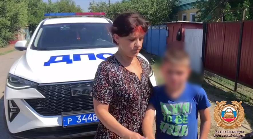 Один на обочине: сотрудники ДПС спасли заблудившегося ребенка на трассе М-4  Во время дежурства инспекторы ДПС старший лейтенант Иван Буденский и капитан Виктор Корчин получили сообщение о ребенке, находящемся на обочине федеральной трассы М-4 «Дон» на 892-м километре.   Прибыв на место, полицейские обнаружили 10-летнего мальчика с велосипедом, который заблудился, выехав за пределы своего поселка и случайно попал на трассу. Ребенок передал инспекторам свои данные, после чего его безопасно доставили домой и передали матери.   Сейчас с ребенком все в порядке. Госавтоинспекция напоминает о важности взаимной поддержки, особенно по отношению к детям.
