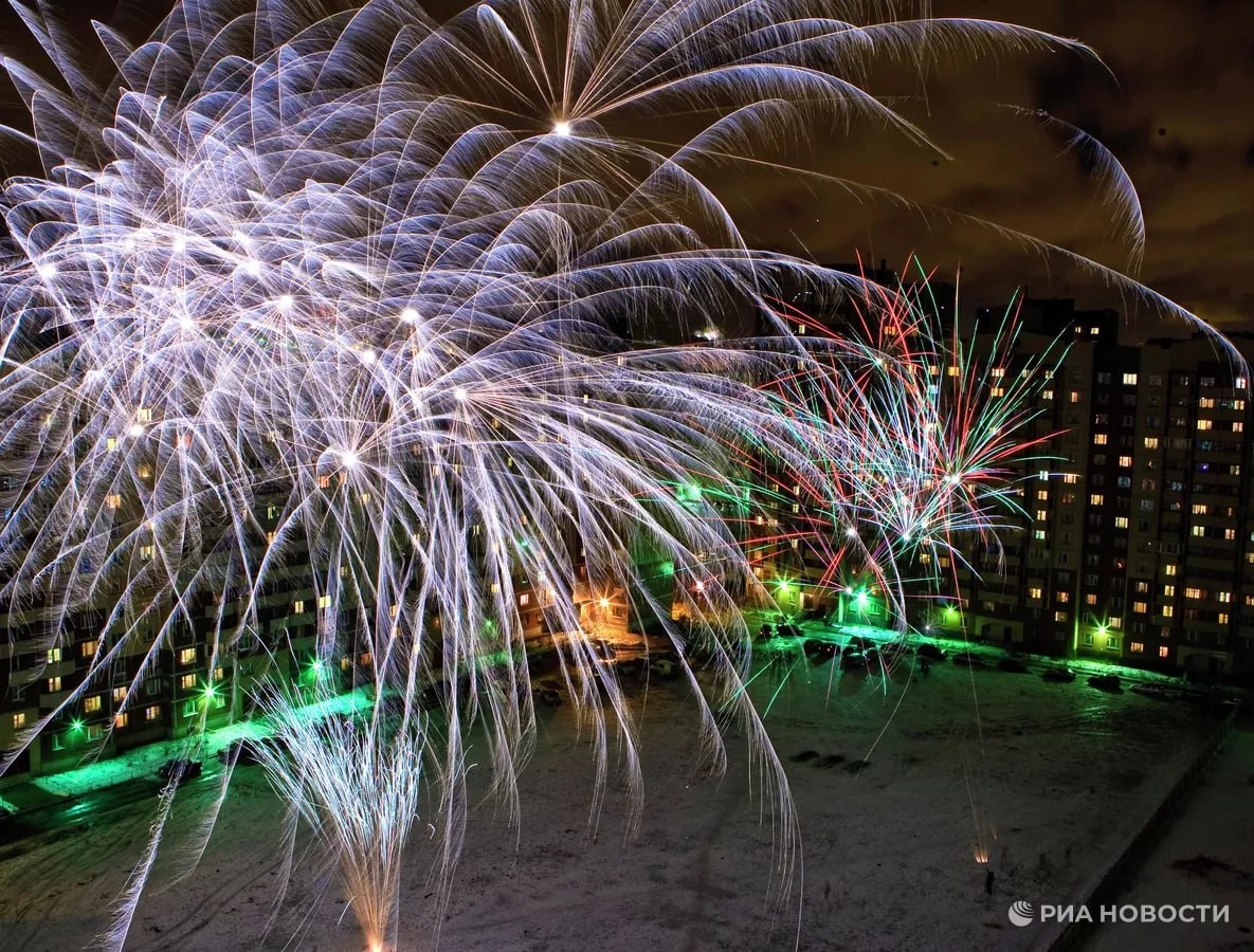 Больше всего во время празднования Нового года россиян раздражают залпы салютов об этом рассказали 18 опрошенных показало исследование SuperJob для РИА Новости При этом женщин шум за окнами нервирует в два раза чаще чем мужчин Впрочем 36 россиян ничто не раздражает в новогоднюю ночь И это самый высокий уровень спокойствия за последние 5 лет Подписаться на РИА Новости экономика Все наши каналы