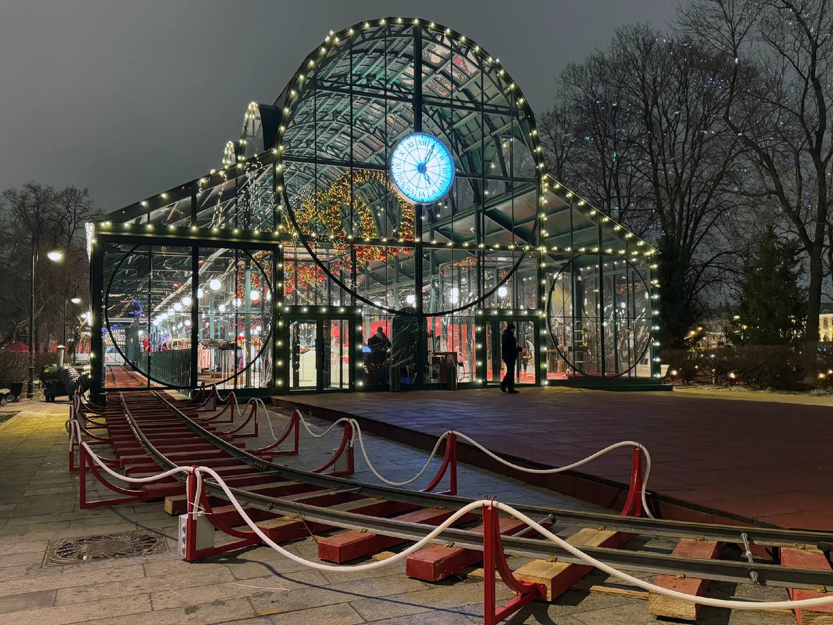 В центре Москвы открылся очень красивый каток    Каток бесплатный - достаточно заранее зарегестрироваться.  Рядом с ним так же находится двухэтажный павильон в виде вокзала с фуд-кортами, новогодний маркет и небольшая железная дорога вокруг Репинского сквера.   По ней регулярно курсирует бесплатный поезд.   Пространство около катка украшают яркие арт-объекты в виде елочного шара и волшебного мишки.   По-моему, идеальное место для прогулки с детьми    Каток будет работать до 28 февраля.