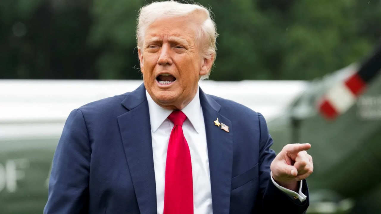 Трамп называет шатдаун беспрецедентной возможностью сократить агентства демократов  Президент США Дональд Трамп в четверг заявил что демократы предоставили ему беспрецедентную возможность сократить деятельность государственных учреждений дав понять о своих планах навредить своим политическим оппонентам во время приостановки работы правительства одновременно обвинив их в ее возникновении  Трамп в своем посте в Truth Social сообщил что вскоре встретится с Расселом Воутом директором Административно бюджетного управления чтобы определить какие из многочисленных демократических агентств большинство из которых являются политическими аферами он рекомендует сократить  Трамп написал что оба политика также обдумают будут ли эти сокращения временными или постоянными Подписаться Верным курсом