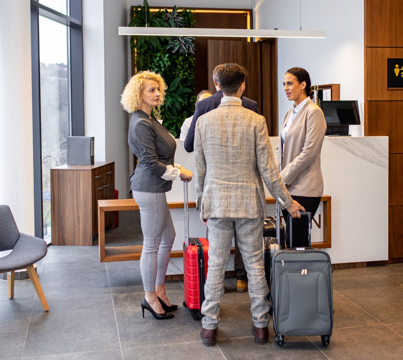 Итоги туристического сезона 2025 года подтвердили статус Республики Алтай как одного из главных магнитов для путешественников в России По данным агентства РИА Новости которое ссылается на исследование сервиса Яндекс Путешествия регион показал самый высокий темп прироста бронирований в стране почти на 60 за год Что обеспечило такой результат Аналитики выделяют несколько факторов Тренд на приключения Республика остается вне конкуренции для любителей активного и экологического отдыха Инвестиции Постоянное обновление номерного фонда и развитие сервиса делают гостиницы разнообразнее доступнее и привлекательнее Долгосрочный интерес В отличие от всплесков популярности из за разовых фестивалей как в Адыгее или Смоленске спрос на Алтай носит устойчивый характер Лидерство в рейтинге быстрорастущих направлений подчеркивает что Республика Алтай успешно трансформируется из нишевого направления в массовое сохраняя при этом свою уникальную рекреационную специфику Эксперты ожидают что большой спрос на алтайский отдых сохранится и в будущем