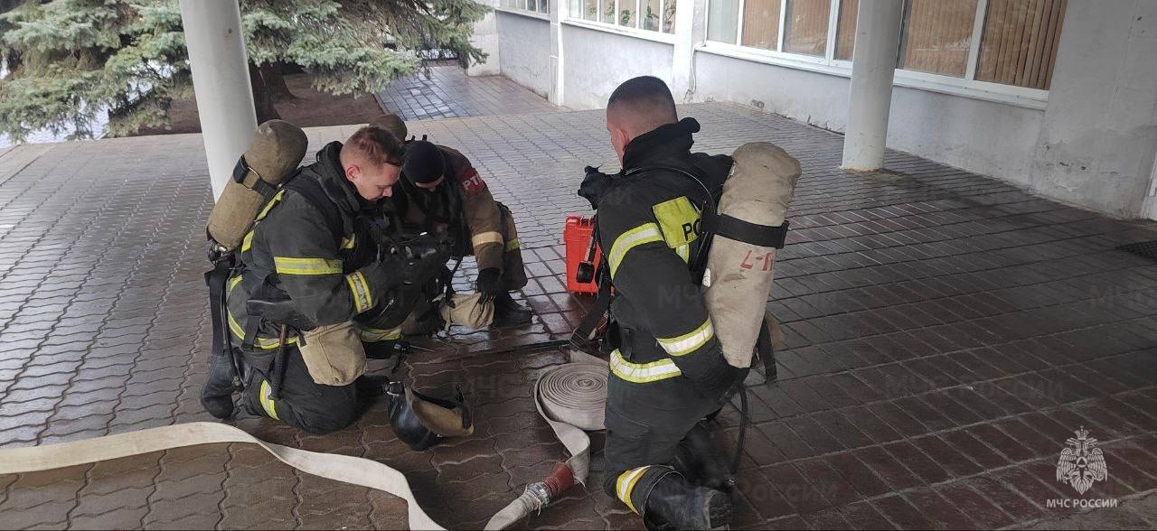 В Старом Осколе в гостинице "Русь" прошли пожарно-тактические учения МЧС.   Сценарий учений предполагал возгорание в номере на 4 этаже на площади 48 кв.м. из-за неправильного использования нагревательного прибора.   Пожарные отработали эвакуацию постояльцев, тушение пожара, спасение пострадавших с помощью автолестницы и взаимодействие со службами. Особое внимание уделялось действиям в условиях задымления и прокладке рукавных линий на верхние этажи.