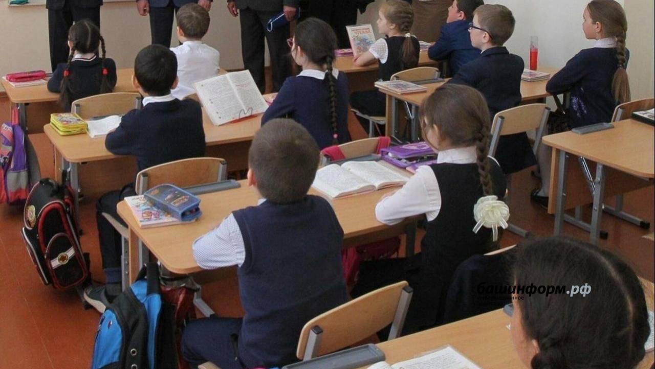В четырех школах Уфы в сентябре откроются кабинеты психолога По его словам в сентябре психотерапевтические кабинеты откроются на базе школ 7 80 127 и центра образования 51 Данные кабинеты позволят получать помощь и поддержку школьникам без прерывания учебного процесса Всего на базе образовательных организаций города откроется 13 амбулаторных психотерапевтических кабинетов написал он в своих соцсетях Азат Батыршин отметил что открытие кабинетов психолога в школах это результат совместной работы учреждений систем образования и здравоохранения Прежде всего она направлена на оказание качественной психопрофилактической психотерапевтической лечебно диагностической и реабилитационной помощи несовершеннолетним Башинформ bash ufa