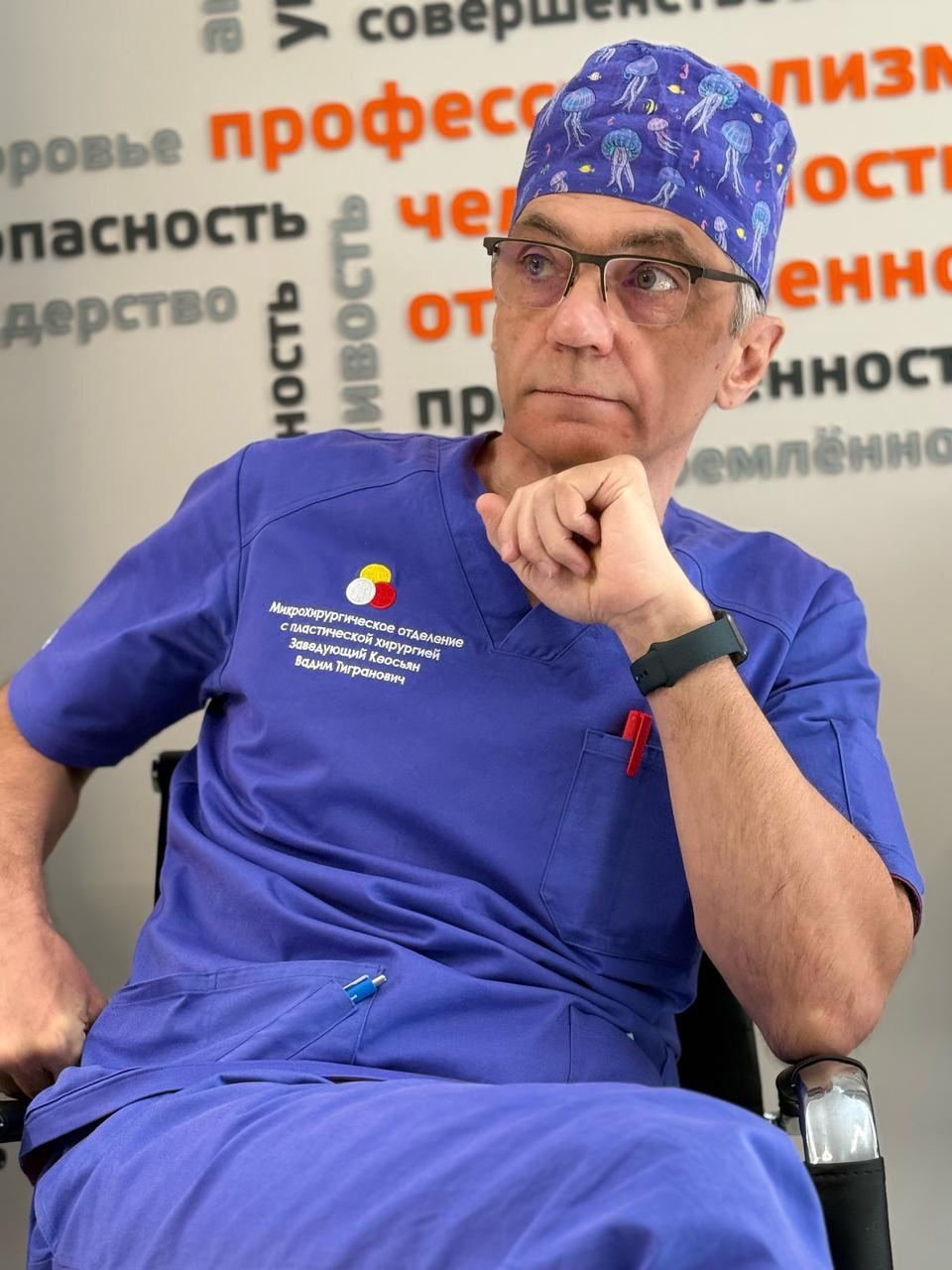 Красноярцы отрезают себе пальцы на дачах Вот о таких жутких травмах рассказал Вадим Кеосьян, заведующий микрохирургии Красноярской краевой больницы, и пояснил, как оказать первую помощь и вообще избежать этого. Например, врач попросил быть осторжнее с электрическими дисковыми пилами и шлифовальными машинами. Некоторые дачники пользуются инструментами не по прямому назначению и меняют в них что-либо самостоятельно. Именно это приводит к серьезным травмам. «Если коротко: никогда не ставьте на болгарку диск для дисковой пилы по дереву. У любого строительного инструмента есть его прямое назначение, но когда это кого-то устраивало? Каждый рукастый хозяин пытается выжать из своего инструмента максимально широкий спектр возможностей. Болгарка не самый безопасный инструмент, даже когда его используют по назначению: диски могут ломаться и разлетаться даже в голову, соскальзывать на ногу и руку <…> Не сосчитать, сколько было несчастных случаев с пилами за всю мою работу». Например, это может привести к потере пальца. Кеосьян рассказал, что в таком случае первым делом нужно остановить кровотечение. Для этого надо приподнять руку выше уровня сердца и наложить давящую повязку из чистой ткани или стерильного бинта. Если кровотечение не останавливается, можно использовать жгут, но не более 2 часов. Обращаться в больницу стоит как можно скорее, чем быстрее человек попадет к специалистам, тем выше шансы на успешную реплантацию.