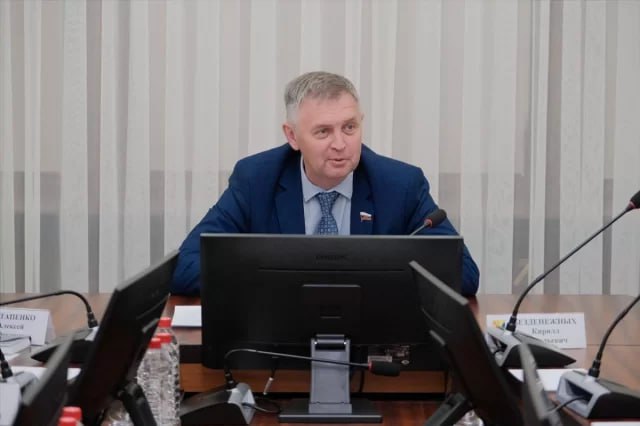 Госдума в первом чтении приняла законопроект, позволяющий студентам четвертых курсов непедагогических направлений преподавать в школах предметы, соответствующие их специальности Спикер Заксобрания Кировской области Роман Береснев оценил федеральный законопроект, призванный справиться с нехваткой учителей: «Это должно помочь справиться с дефицитом учителей. При этом к обучению будут допускать только тех студентов, которые успешно аттестовались за прошлые три года и прошли переподготовку на педагога».