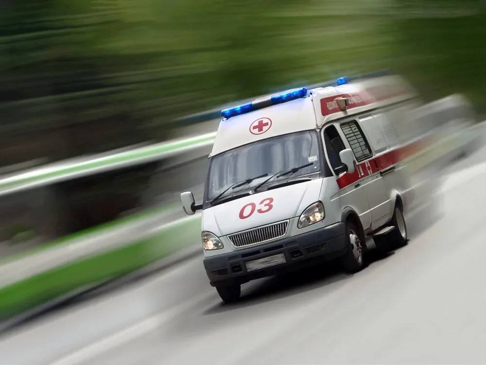 Бригада Скорой помощи два часа боролась за жизнь приморца У 54-летнего мужчины были симптомы гипертонии. Однако бригада скорой быстро распознала инфаркт миокарда. У пациента развилась клиническая смерть, и сердце его остановилось. Началась борьба за жизнь: в течение двух часов команда специалистов проводила расширенную сердечно-лёгочную реанимацию. Шесть раз они запускали сердце, работая чётко, слаженно, без единой паузы. Только благодаря их профессионализму и сплоченности удалось вывести пациента из клинической смерти, вернуть его к жизни и доставить в реанимационное отделение, затем в сосудистый центр. Через две недели он уже благодарил своих спасителей лично. Минздрав Приморья