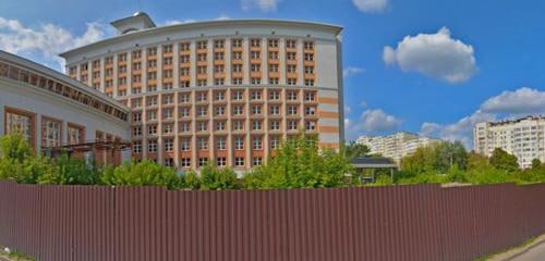 Гостиницу «Интурист» снесут в Пензе. Здание на Пушкина, 12 наконец-то продали. Новый владелец — ООО «Рисан» — начнёт разбирать так и не открывшийся советский отель в июне. Работы займут несколько месяцев. «Интуриста» начали строить в далёком 1986 году. К 1990-му огромный гостиничный комплекс с театром, кинотеатром, бассейном и рестораном на 400 мест завершили на 80%. А потом Союз распался. 14 лет здание пустовало, затем меняло собственников. Было много планов приспособления «Интуриста»: под гостиницу, торгово-развлекательный центр, пространство для бизнеса. Но все они так и не воплотились. Пензенцы, как вам такое решение? — наконец-то разберутся — жалко, конечно, но лучше так, чем никак — ломать не строить... Фото: «Яндекс Карты» Подписаться Прислать новость