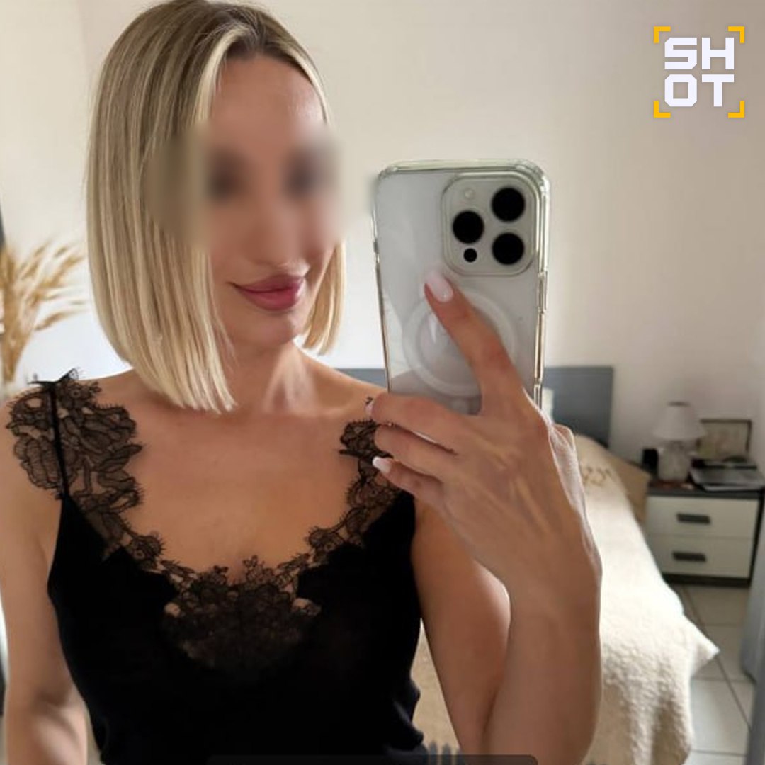 Блогерша скончалась после операции по увеличению ягодиц в элитной клинике Москвы Как стало известно SHOT Юлия Бурцева специально приехала в Москву из Италии где она постоянно проживает с мужем и ребёнком Девушка планировала погулять по столице и сделать косметологическую операцию по увеличению ягодиц в клинике Elmas Clinic Сразу после этого состояние 38 летней пациентки резко ухудшилось Она была госпитализирована в одну из столичных больниц где скончалась Возбуждено уголовное дело по статье причинение смерти по неосторожности SHOT в MAX   max ru shot