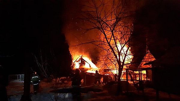 В связи с угрозой возгораний в МЧС обратились к гражданам Из за надвигающихся холодов и отсутствия отопления возрастает пожарная опасность В Башкирии с начала года пожары унесли жизни уже 150 человек Всего за 8 месяцев 2025 года зарегистрировано более 5 тысяч пожаров Специалисты напомнили что крайне необходимо соблюдать правила безопасности Положите предтопочный лист рядом с печью уберите оттуда горючие материалы регулярно проводите очистку дымохода от сажи Не перегружайте электросеть если требуется ремонт розеток электроприборов доверьте его специалистам Расскажите о правилах безопасности детям отметили в МЧС Подписывайся на БСТ