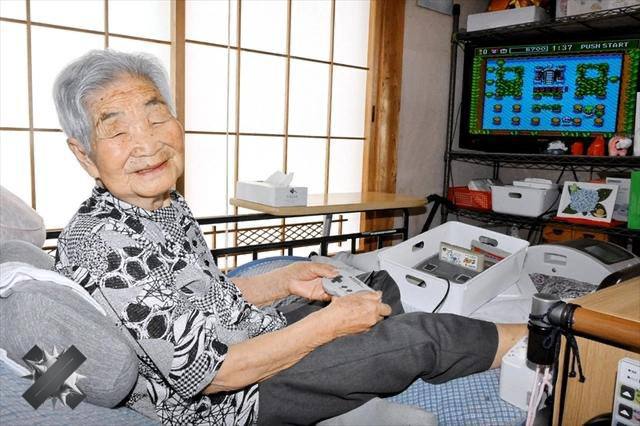 100 летняя китаянка назвала свой секрет долголетия Уси Андо считает что всё из за видеоигр Еще 30 лет назад она открыла их для себя в гостях у внука и с тех пор каждый день проводит 2 3 часа в день за Super Famicom Ее фавориты Bomberman и Tetris По словам женщины видеоигры тренируют реакцию и соревновательный дух Ты знаешь кому отправить НЕ МОРГЕНШТЕРН
